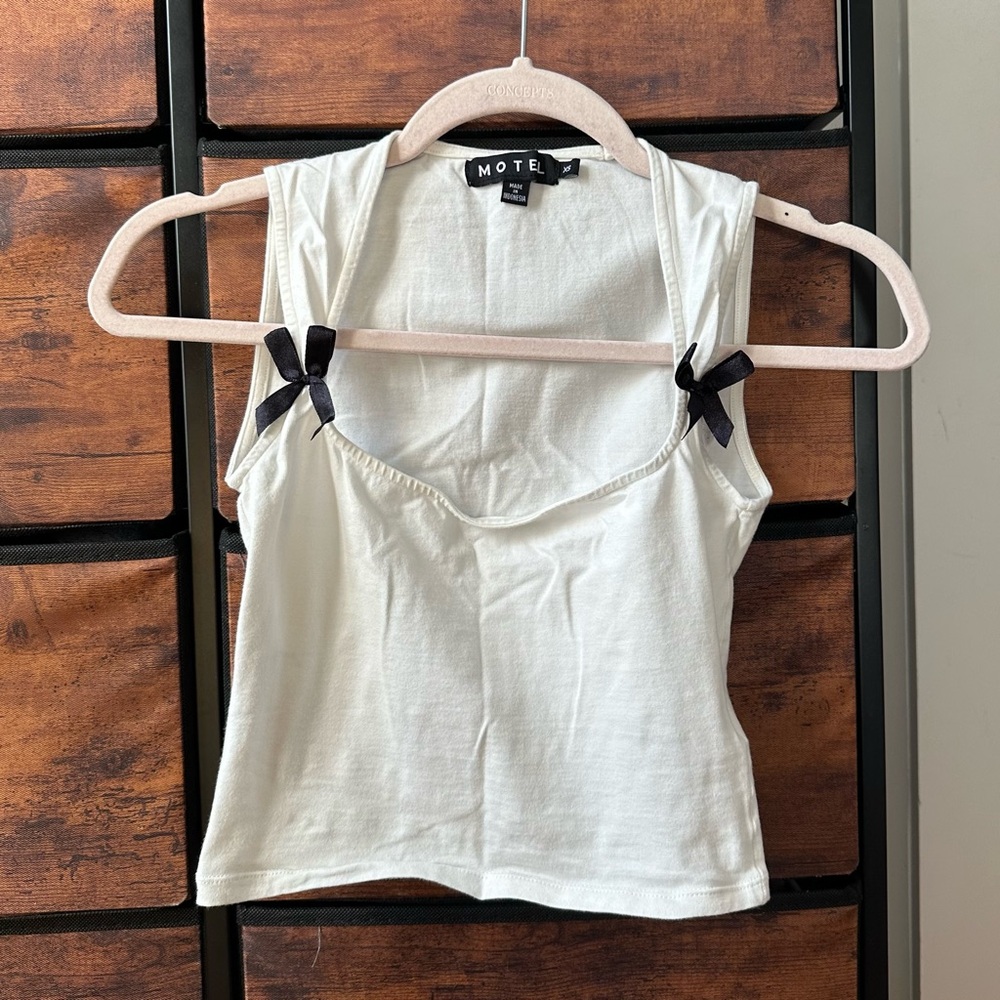White motel rocks bow crop top
